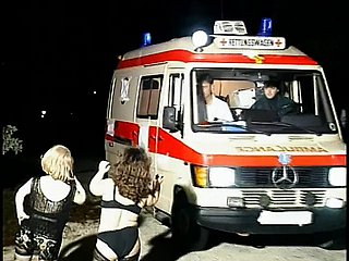 Sluts Mini Horny Drag inflate Guy's Tool di Ambulans