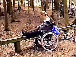 الفتاة المعوقة لا تزال مثيرة.