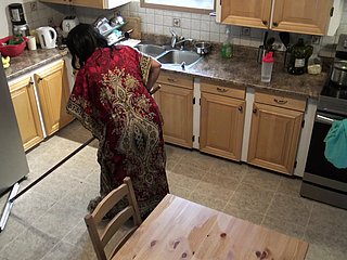 パキスタンのメイドは、英国のボスと大変なセックスをしています