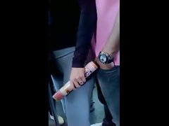 Encoxada Metroda surtunen kiz