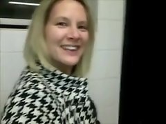 Ha trovato un gloryhole lungo l'autostrada (Public Toilet)