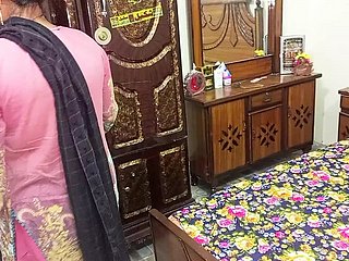 Saudi Broad in the beam Botheration Hot Stepmom Tijdens het strijken effrontery first kleding, stiefzoon komt en neukt haar ruwweg - Arab Milf Hardcor Dear one &