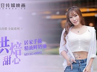 귀여운 아시아의 아기는 그녀의 BF의 흰색 수탉을 짜증나게하고 얼굴 POV -ASIAN Amateurish