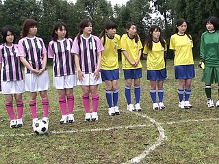 Asiatisches fusballtraining artet zur harten sexorgie aus
