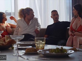 Le dîner des amis s'est transformé en un groupe baise avec un mari échangeant