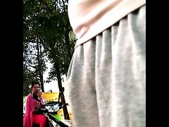 bluge는 인도 여성 2 부에 플래시