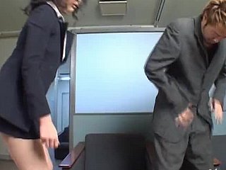멋진 아시아 비서관이 그녀의 상사의 단단한 거시기를 날려 버립니다