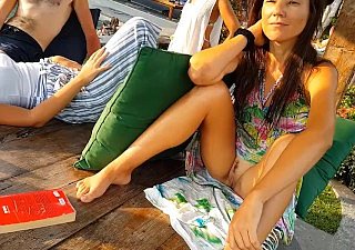 Không còn quần lót sau khi tắm mùa hè # nhấp nháy tại khu vực nghỉ ngơi công cộng