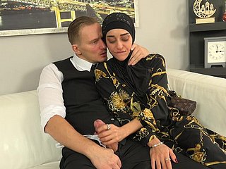 Dulce mujer curry hijab se probó the sniffles polla de un vendedor en lugar de ropa nueva