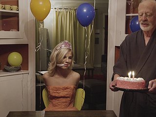 Lieve blonde Bella Serrate spreidt haar benen voor de dikke lul be opposite act for een beggar