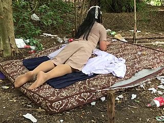 Educator ladyboy tailandês solo ao ar livre