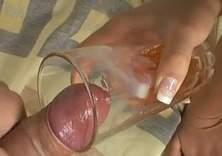 श्यामला बंजारा इसाबेल एक गंदे अश्लील वीडियो में पेशाब पी रही है