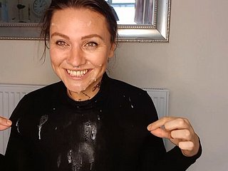 Unconventional rimmende MILF-vrouw gebruikt als toilet