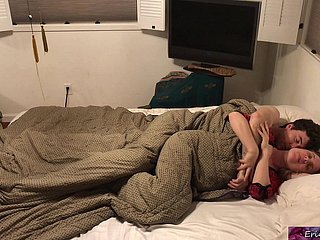 Madrastra comparte cama thicket hijastro - Erin Electra