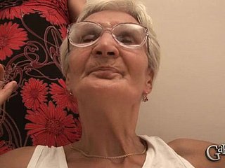 Oudere meid Elizabet hanteert een paar pulserende stijven