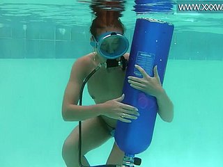 ความงามของฮังการี fucks ดิลโด้ใต้น้ำ