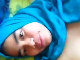 당신을 위해 그녀의 성기를 재생 뜨거운 tudung 걸레