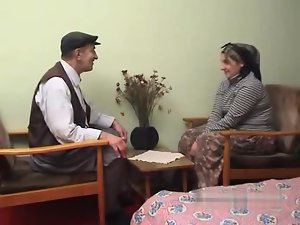 Yasli amca turbanli karisini sikiyor (turecki)