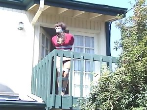 Red shirt rumah wanita menyerang