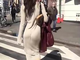 Emily Ratajkowski caminar make a blunder ropa gut o con un tanga