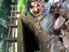 Srilankan woman Bathe