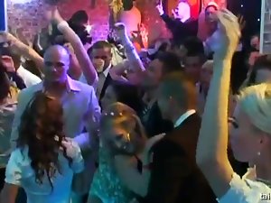 pengantin menggoda sialan di depan umum