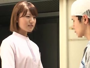 Perawat Jepang yang baik membantu pasien yang membutuhkan nya