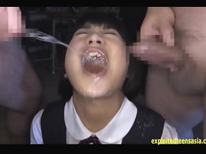  Een Kosh Jav Teen onderworpen aan liters Piss Fore 10 Guys