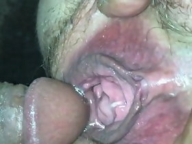 menyemprotkan istri