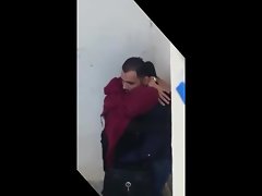Arab Hijab Maghribi Mencium dalam Awam