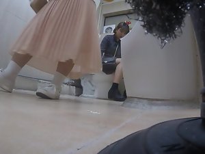 fille coréenne en utilisant une partie de in France pissoir 4