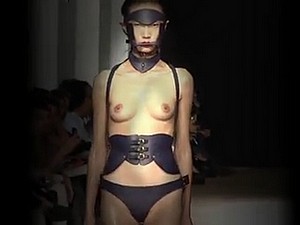 รุ่นเปลือยเซ็กซี่แฟชั่นโชว์เครื่องรางแคทวอล์