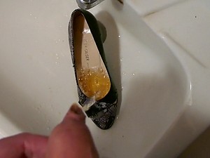 Pis in wifes hoge hak (piepgeluidteen)