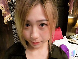 Gadis Cina seksi Lin Siyu mengadakan hubungan seks dengan teman lelakinya di dalam bilik hotel.
