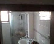 Chinesische reife Oma Dina nackt unter der Dusche.