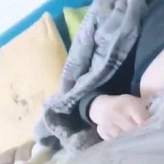 젊은 남자는 할아버지를 빨다