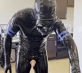 Rubberdrone wichst in Latexsocken