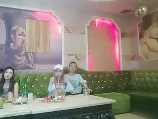 chinois ktv pervers sexe de groupe girl assise 4p