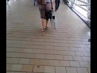 Gadis Cina itu menunjukkan pantatnya