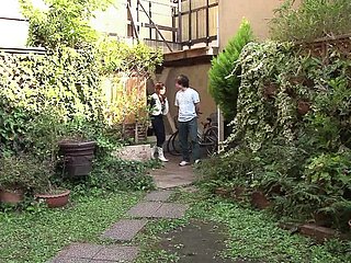 Jonge Notgeile Asiatin 23 bekommt Jeans zerrissen en wird von zwei Typen gefickt