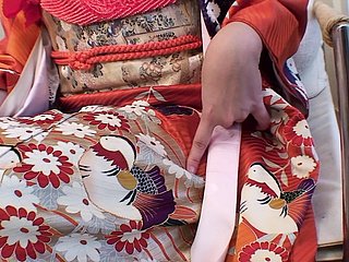 Asiaten genießen es, wenn ein Vibrator an ihrer Klitoris sitzt