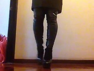 Abito nero morose e stivali Gucci Breakdown