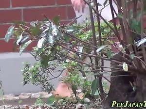 Newborn Châu Á pees mình