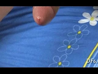 처녀는 고통으로 비명을 지른다