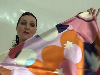 Trình diễn khăn trùm đầu bằng vải satin tuyệt đẹp, JOI Descendant Victoria Valente