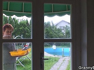 Бабушка ездит на соседском члене