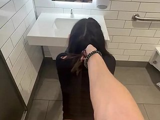 Подросток хочет попробовать что-то новое и трахается с незнакомцем в туалете Walmart