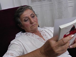 Эта похотливая бабуля мастурбирует каждый день недели
