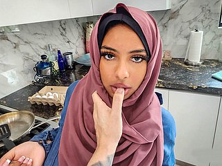 アラブのMILFはいくつかのことを学ぶ必要がある