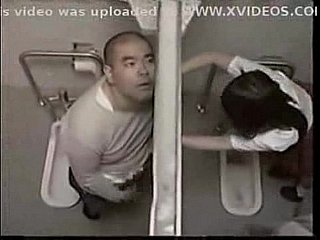 Учитель трахает студента в туалете